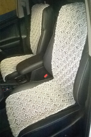 Нарядные накидки освежают темный салон