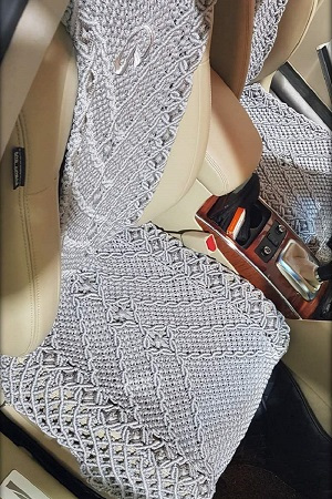 Серая накидка на кресло водителя